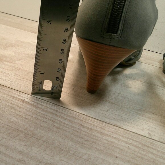 Lane Bryant Slate Gray Gladiator Sandals with rivet detail Kitten Heel Size 10 W - Picture 9 of 10